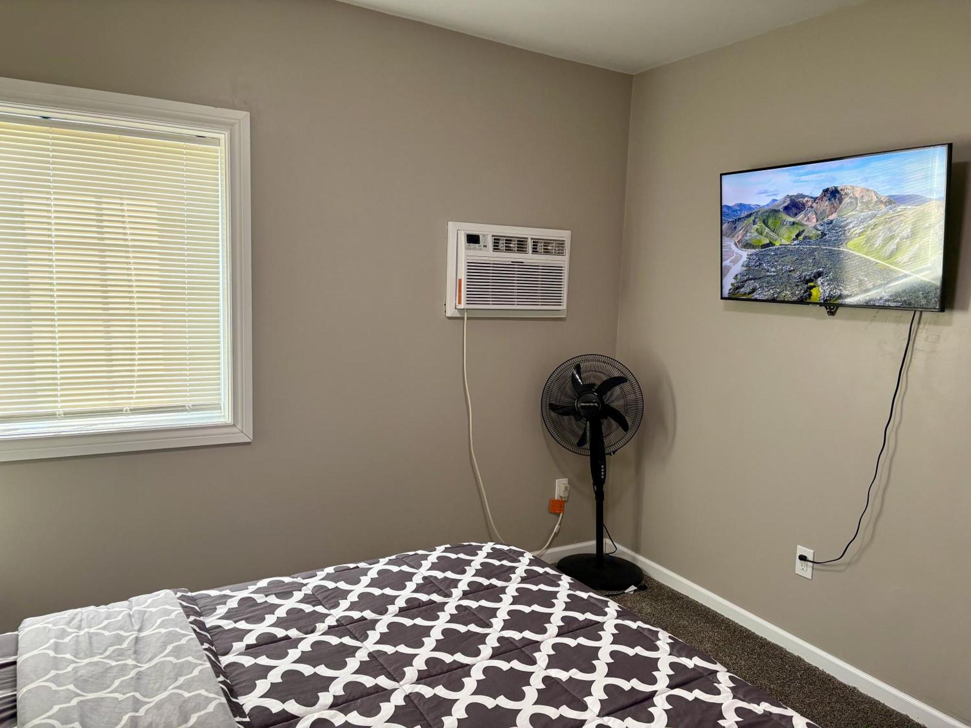 And Cozy Whole House 25min To Niagara Falls Apartment